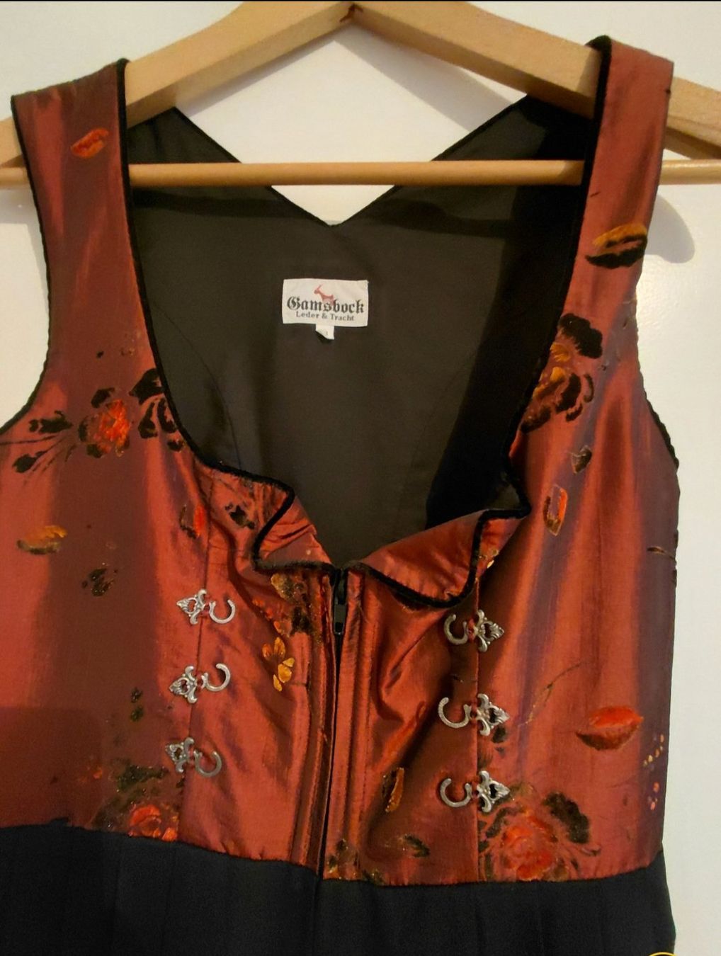 Kleider: Premium Dirndl Trachtkleid mit Satin Bestickerung – Gebraucht aus Horgen von zur_jq85 2