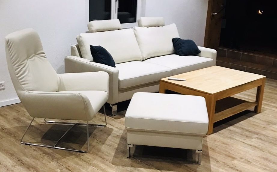 Divani: Leder Sofa 3er mit Sessel und Hocker – Usato da Kestenholz venduto da Inna09