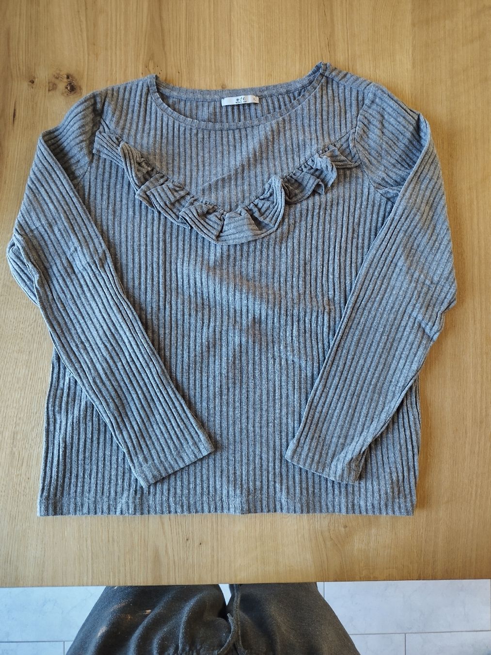 Esprit Maglioni & Felpe: Trendiger Rippen-Pulli mit Volant-Detail, Grau, Esprit XL – Usato da Mumpf venduto da Cresli01