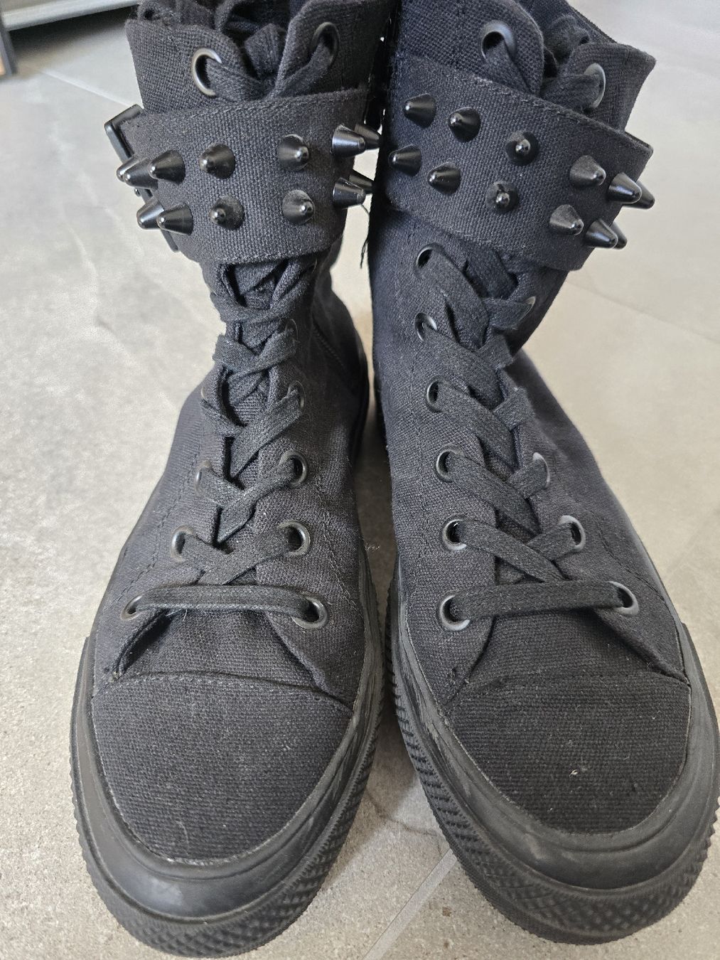 Killstar Scarpe da uomo: High Top Sneaker Schwarz mit Nieten – Usato da Rikon im Tösstal venduto da Daava