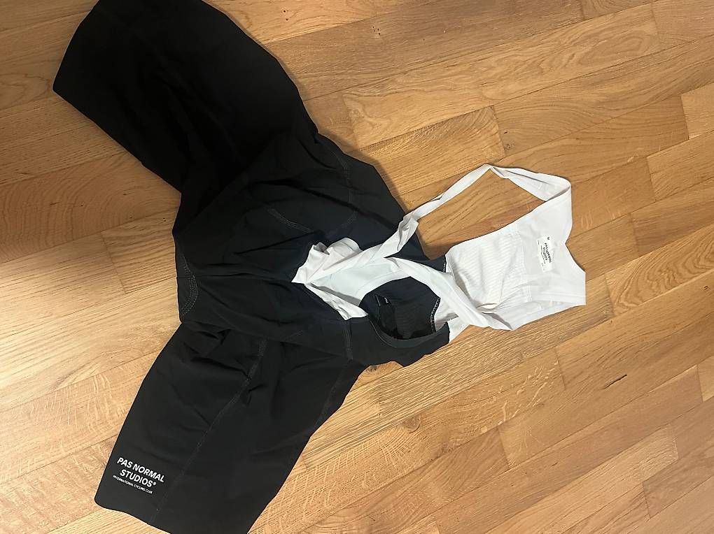 Pas Normal Studios Hosen: Pas Normal Studios Bib M PNS – Gebraucht aus Güttingen von sin_6lcy