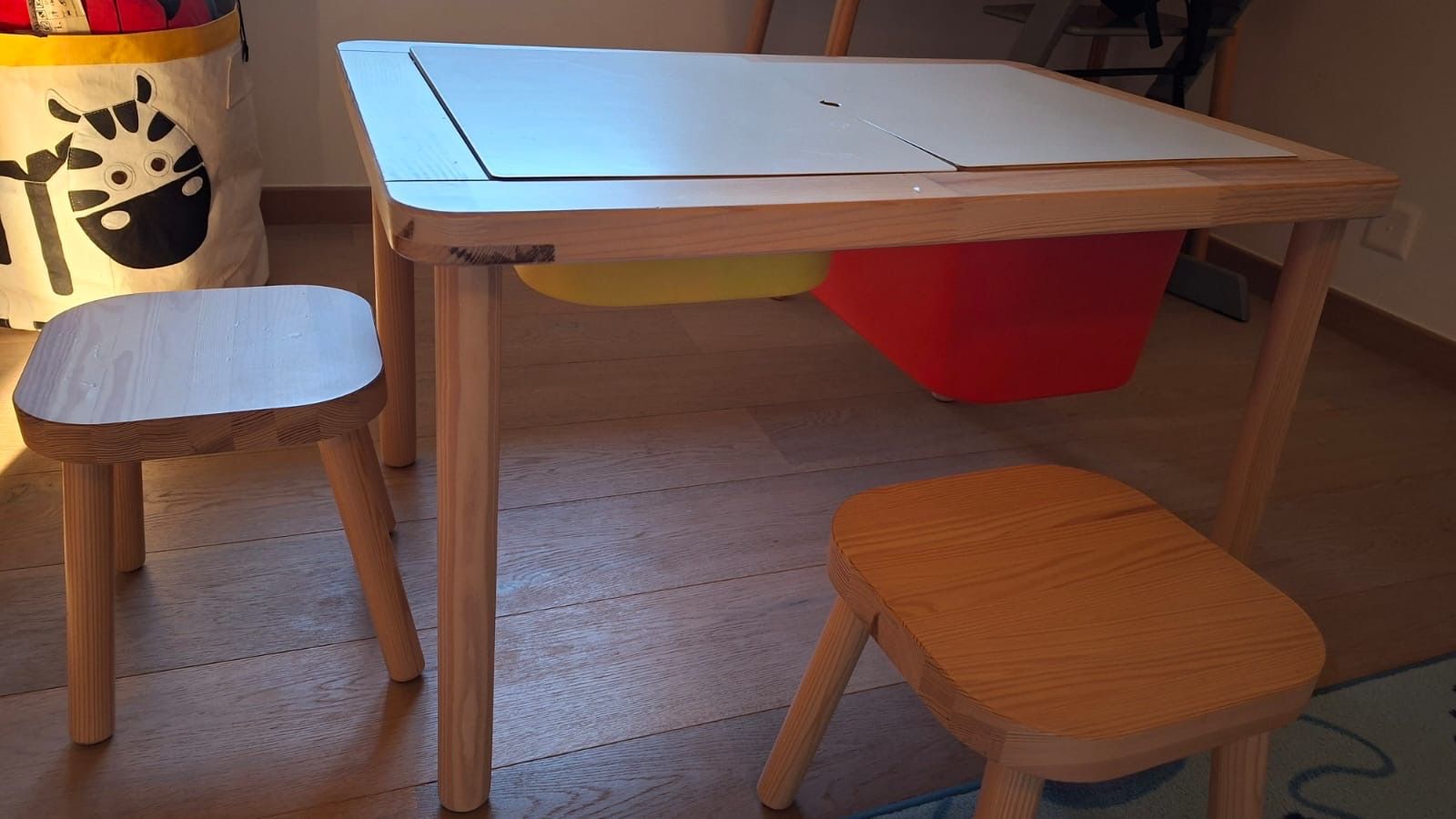 Ikea Tischset: Table enfant avec 2 tabourets et bacs derangement – Gebraucht aus Plan-les-Ouates von jac_8n8y 1