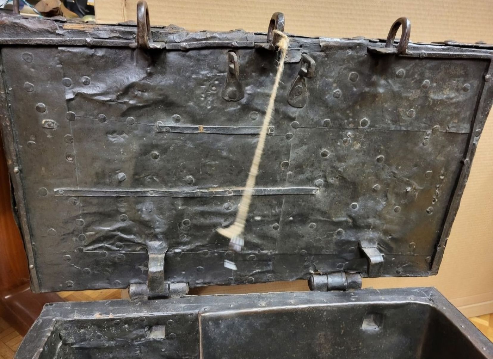 Truhen: eisen truhe museal – Gebraucht aus Schwellbrunn von Omega-alpha 3