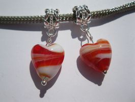 2 Anhänger Herz, Dangle, versilbert mit Glasherz weiss/rot
