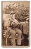 Fotografie Mann mit seinem Dackel auf de