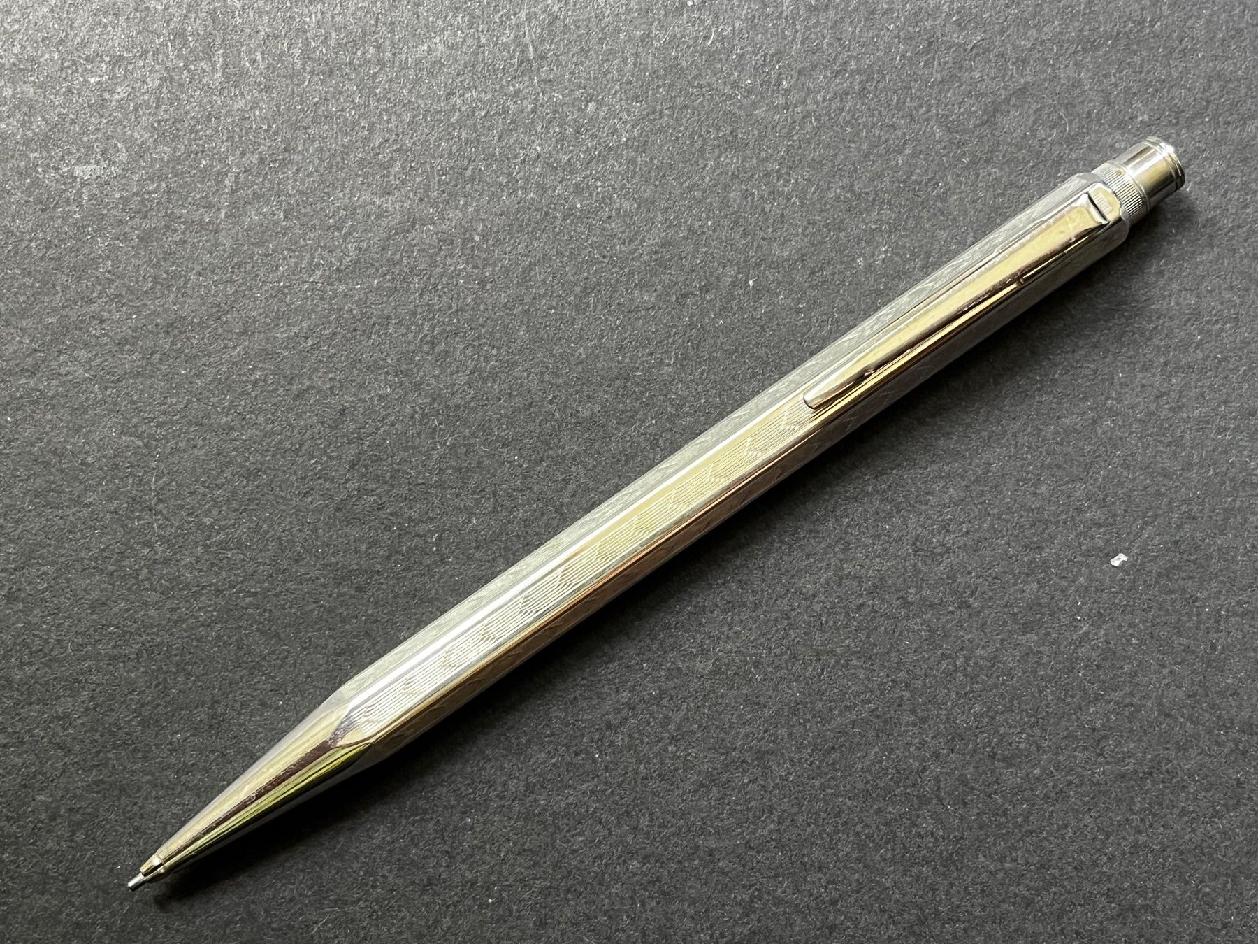 Caran D'Ache Bleistifte, Farbstifte & Kreide: Caran d’Ache Ecridor Minenhalter - Chevron, versilbert – Gebraucht aus Zürich von FV.vintage