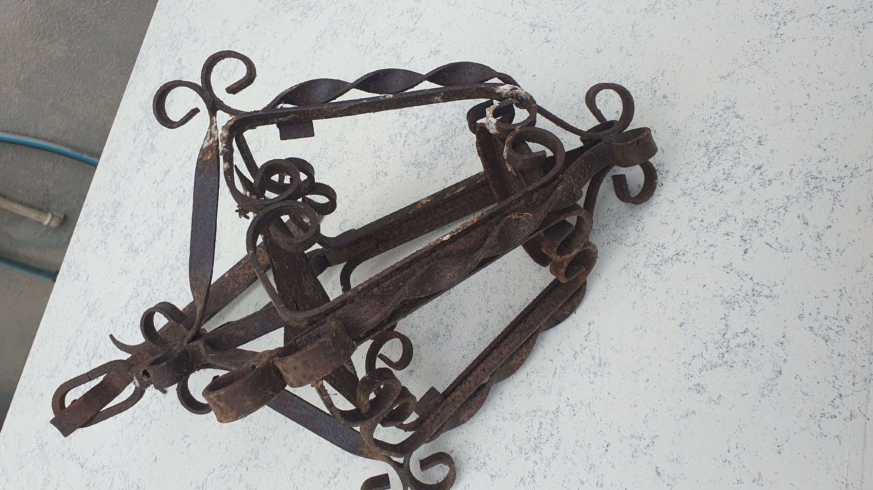 Supporti a parete: Altes rustikale Eisen Schild (Korb), Blumenständer – Usato da Burgdorf venduto da mentalshopCH