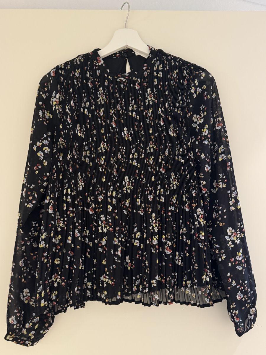 Vila Chemisiers: VILA Bluse, Grösse 36, Schwarz mit Blumenmuster – Neuf (Voir description) à Luzern par anavuk