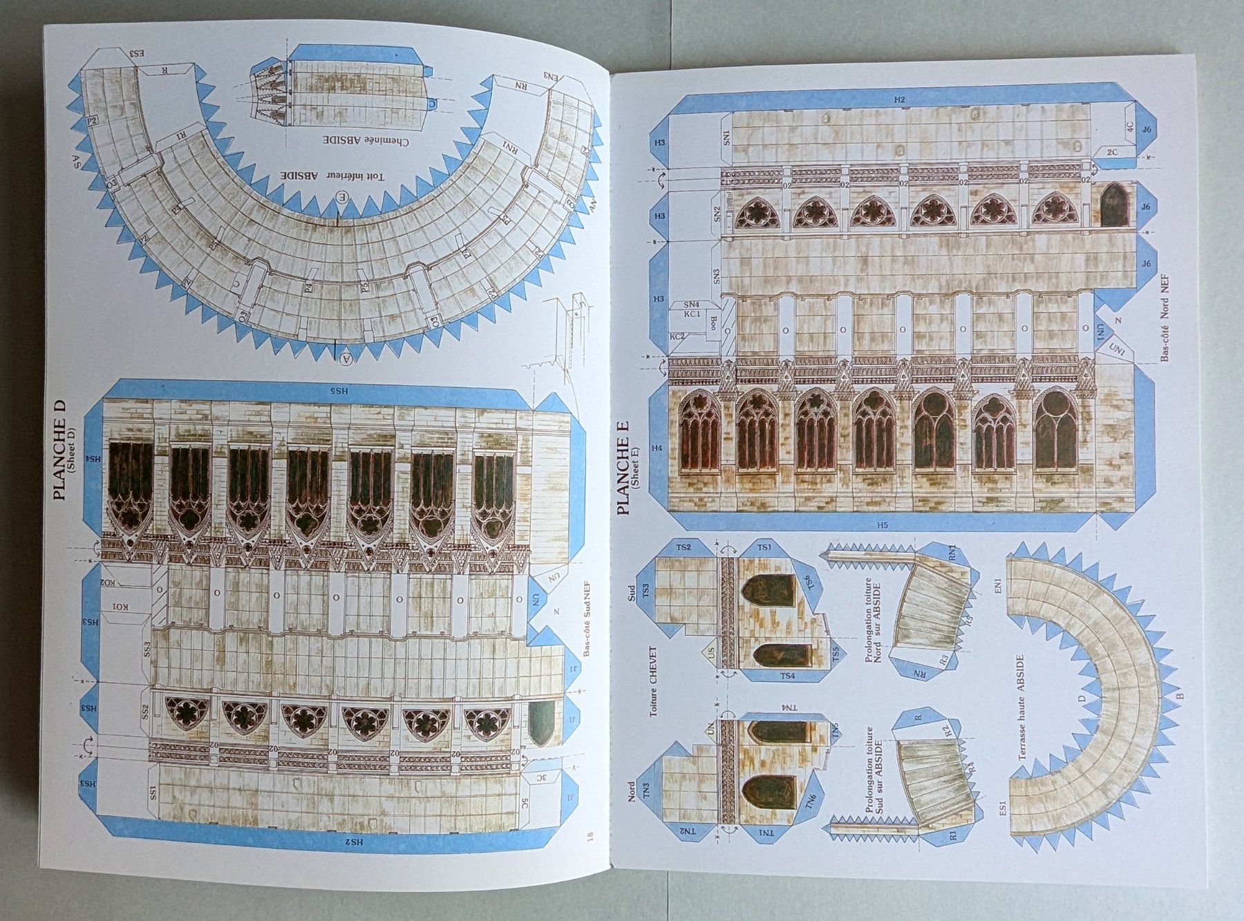 Modellbausätze & Standmodelle: Notre-Dame de Paris grosser authentischer Bastelbogen – Neu und originalverpackt aus Olten von J.Cooper58 3