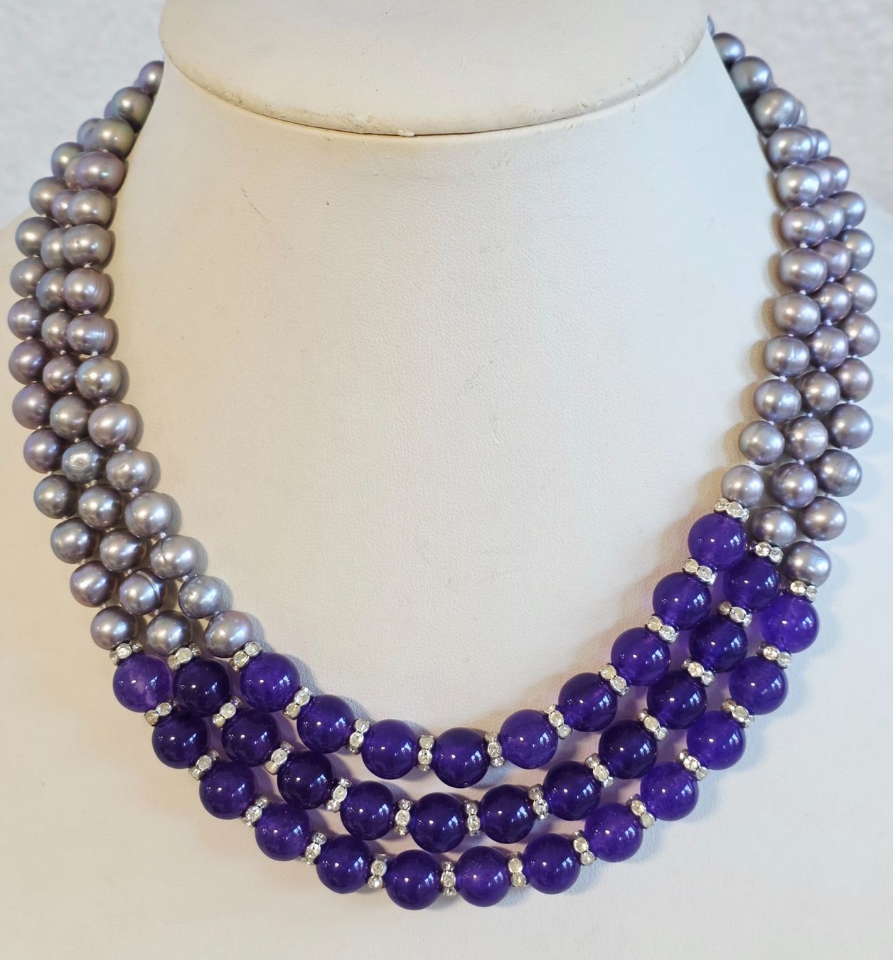 Colliers: Perlenkette mit violetten Edelsteinen – Neuf (Voir description) à Zürich par ben_mn5h
