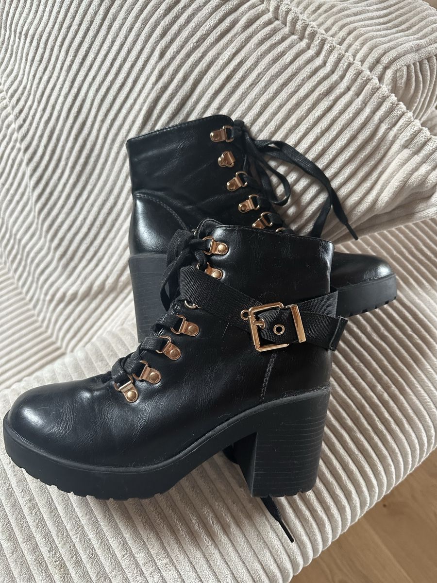 Scarpe da donna: Schwarze Stiefeletten mit Schnallen, Grösse 37 – Nuovo (secondo la descrizione) da Wichtrach venduto da sarai01 4