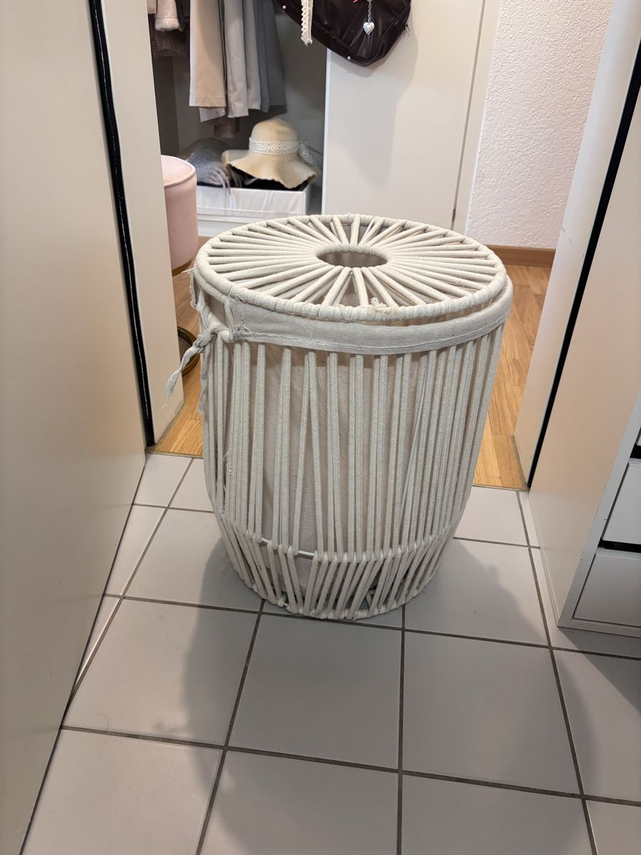 Wäschekörbe: Cute White/Beige Washing Basket  – Gebraucht aus Boll von stellabee 1