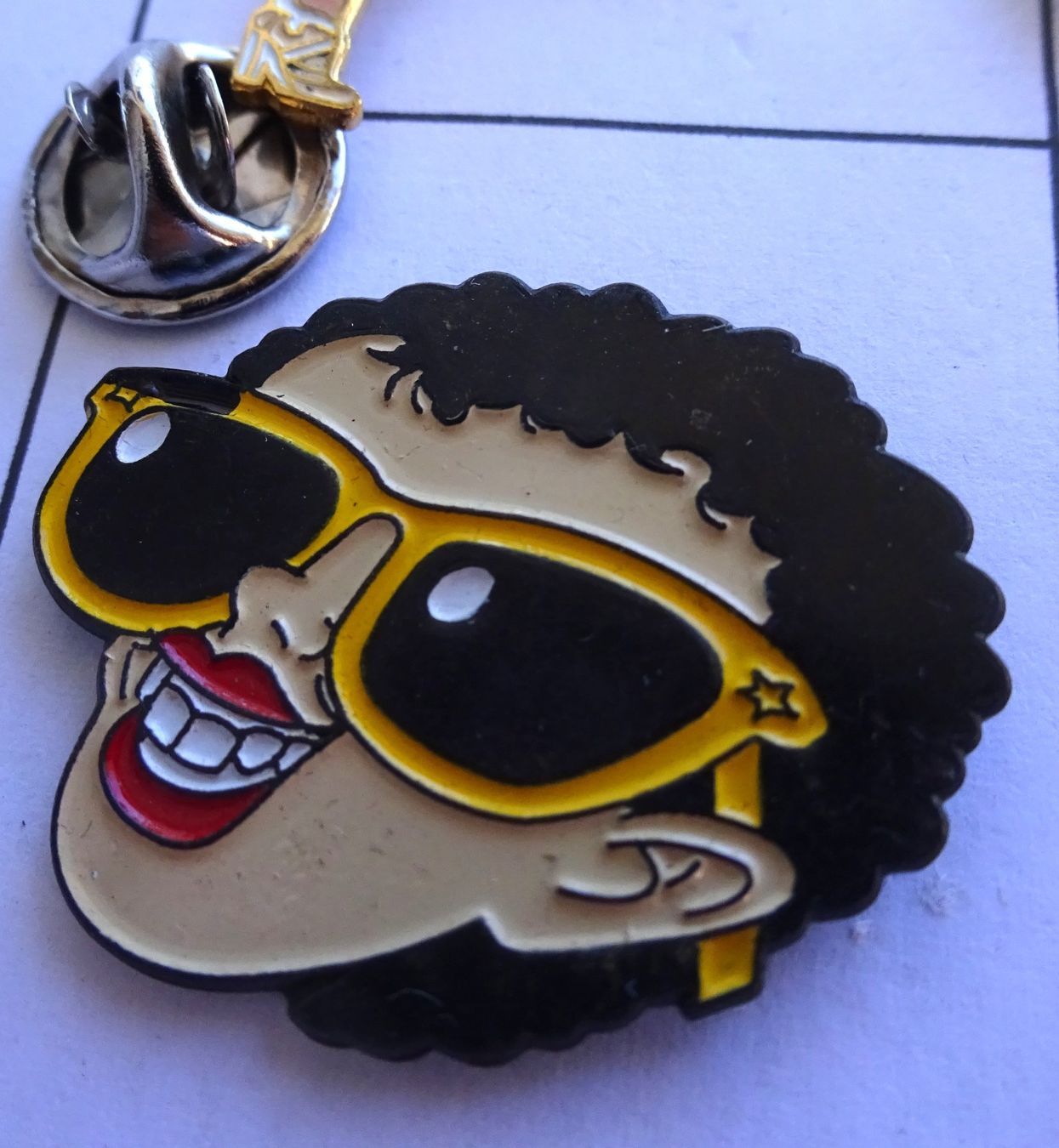 Plaketten & Abzeichen: Pin Gesicht mit Sonnenbrille – Gebraucht aus Utzenstorf von BUtter81