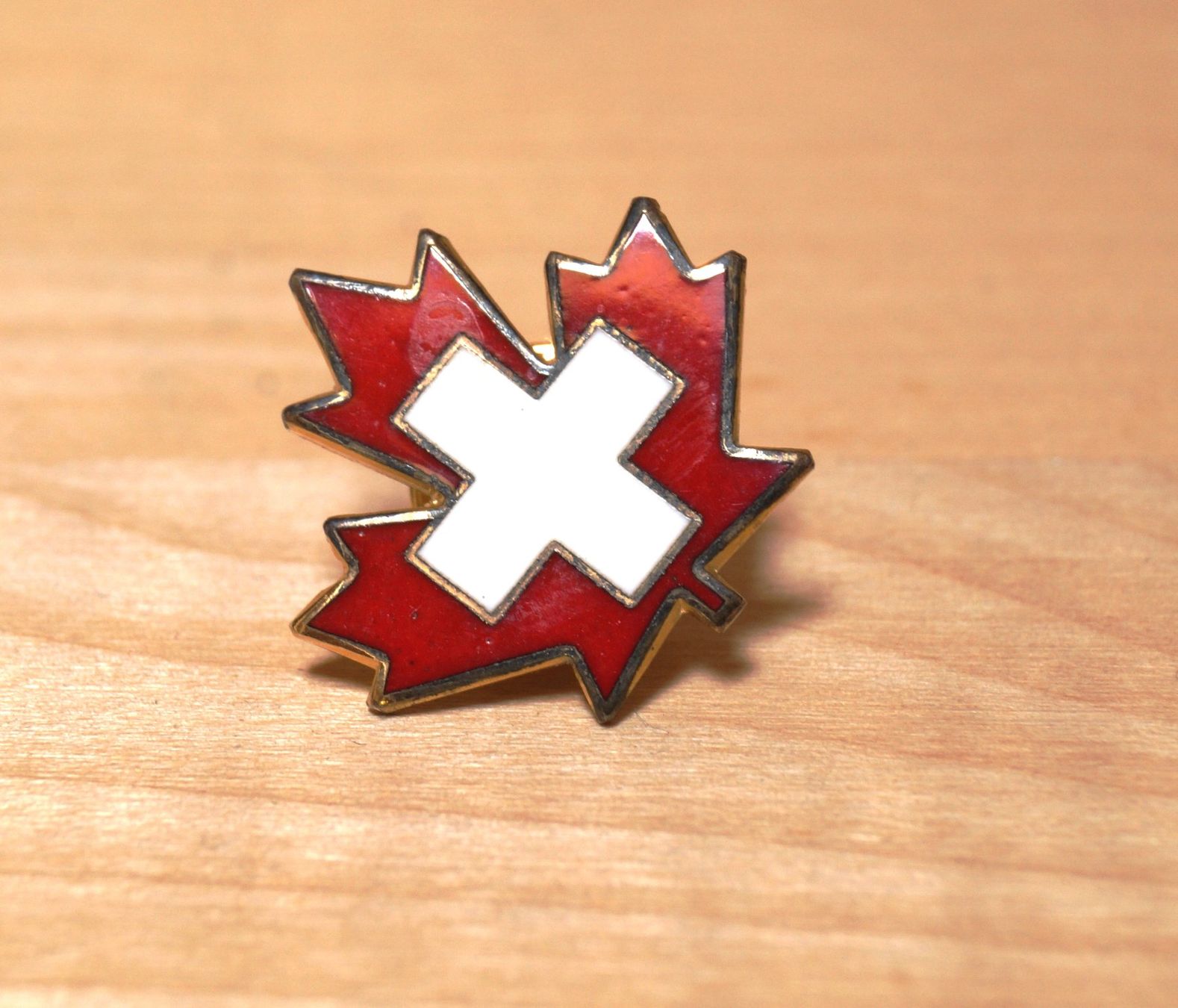 Placchette & Badge: Ansteck-Knopf Kanada mapel leaf mit Schweizerkreuz – Nuovo (secondo la descrizione) da Lenk im Simmental venduto da Ruedauph