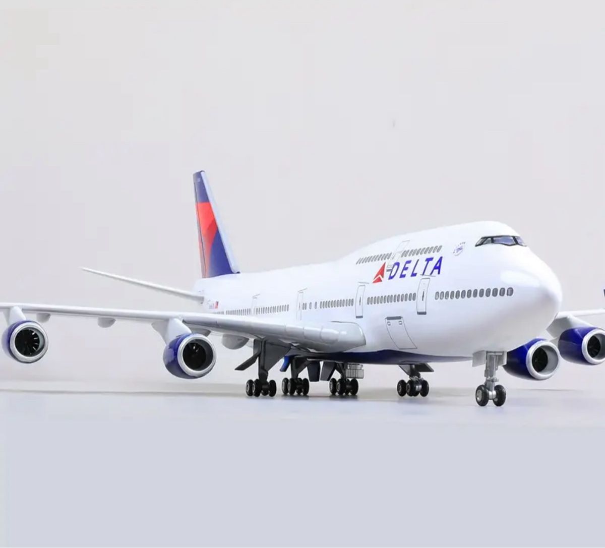Boeing Modellbausätze & Standmodelle: Boeing B747 Delta Airlines Modell 1:160 – Neu und originalverpackt aus Thun von tulu_1995