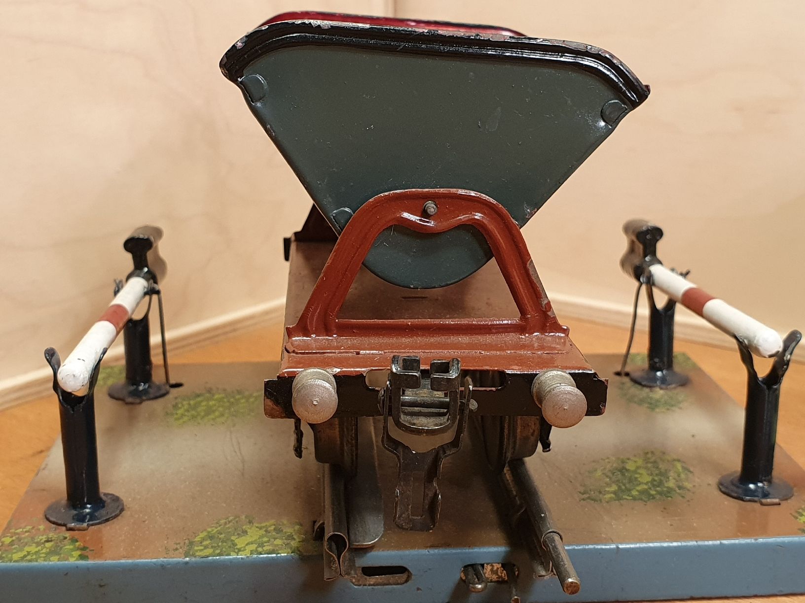 Märklin Modelleisenbahnen: Antike Märklin Kipplore, Schranke und Läutewerk – Gebraucht aus Riehen von Sandra184 2