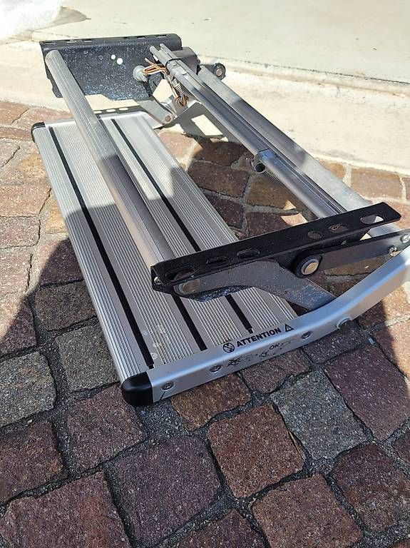 Scale: Thule Single Step manual 550 Trittstufe – Usato da Willerzell venduto da Marzipan12