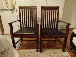 2 Holzstühle Armlehnstühle – klassisch mit Polstersitz