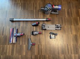 Dyson V8 Absolute Staubsauger, viel Zubehör!!
