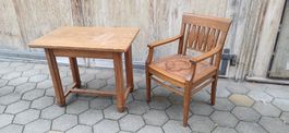 Antiker Tisch mit Stuhl