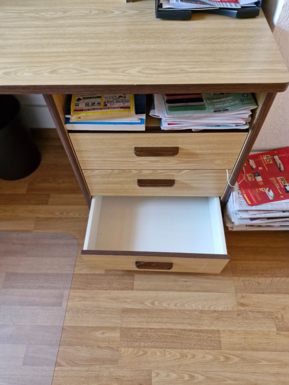 Bureaux: Schreibtisch mit Schubladen – D'occasion à Wangen SZ par smokly01 4