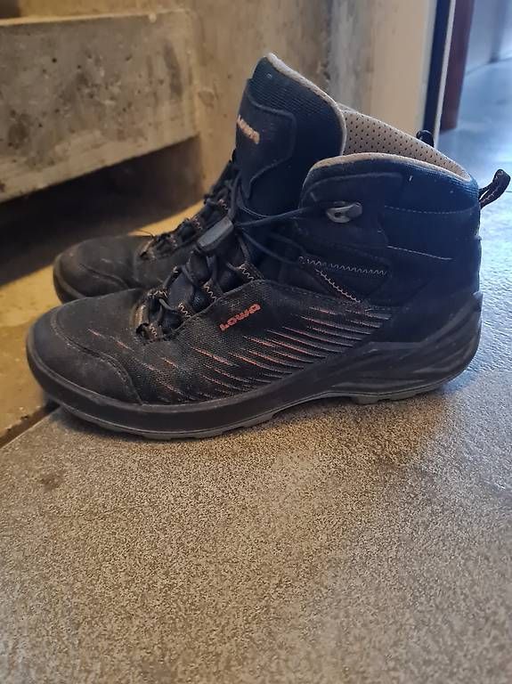 Chaussures garçon: Lowa Wanderschuh – D'occasion à Freienwil par karoline04