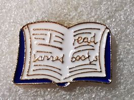 Ansteckpin 37: Buch - I read banned books