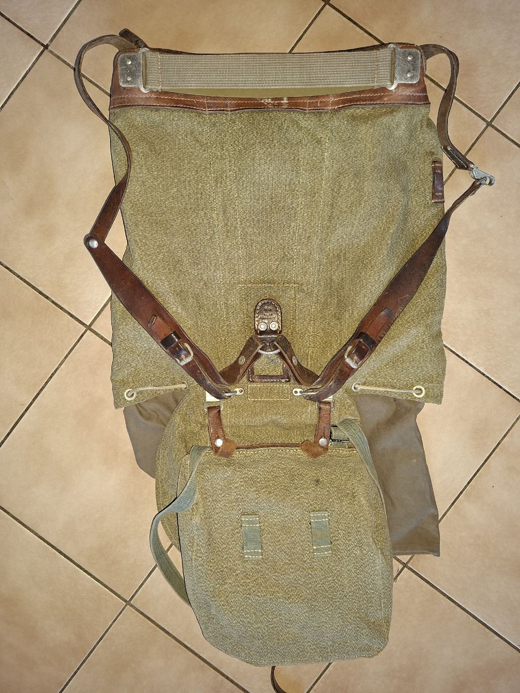 Schweizer Armee Rucksäcke: Schweizer Armee Militär Rucksack mit Brotsack  – Gebraucht aus Schwanden Sigrisw von len_9yqg 2