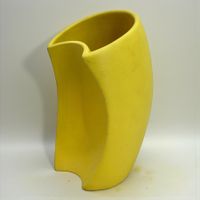 Vase design vintage en céramique émaillée jaune