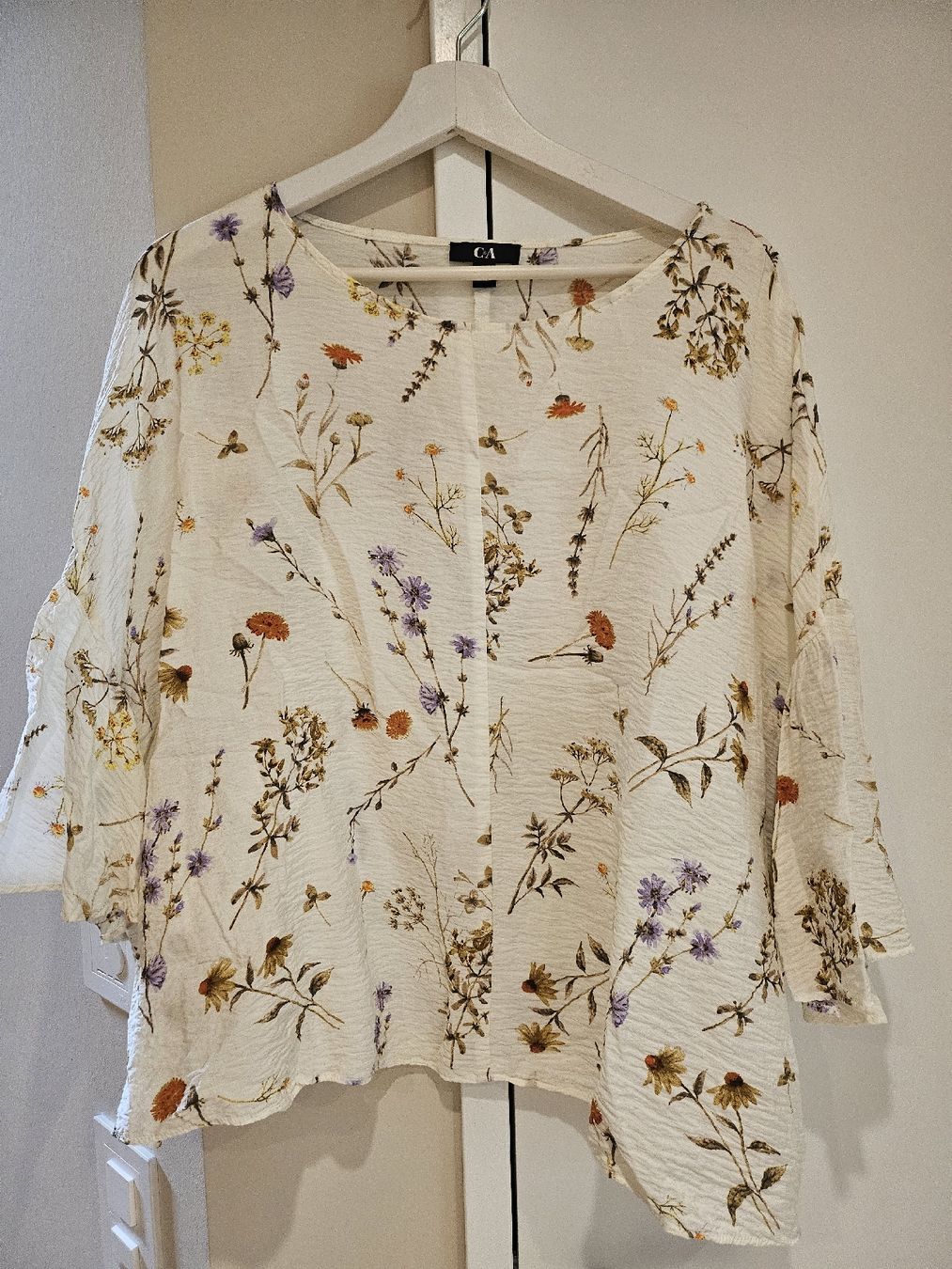 C&A Camicette: Bluse mit Blumen und Rüschen von C&A gr.48 – Usato da Allschwil venduto da na.wi.90