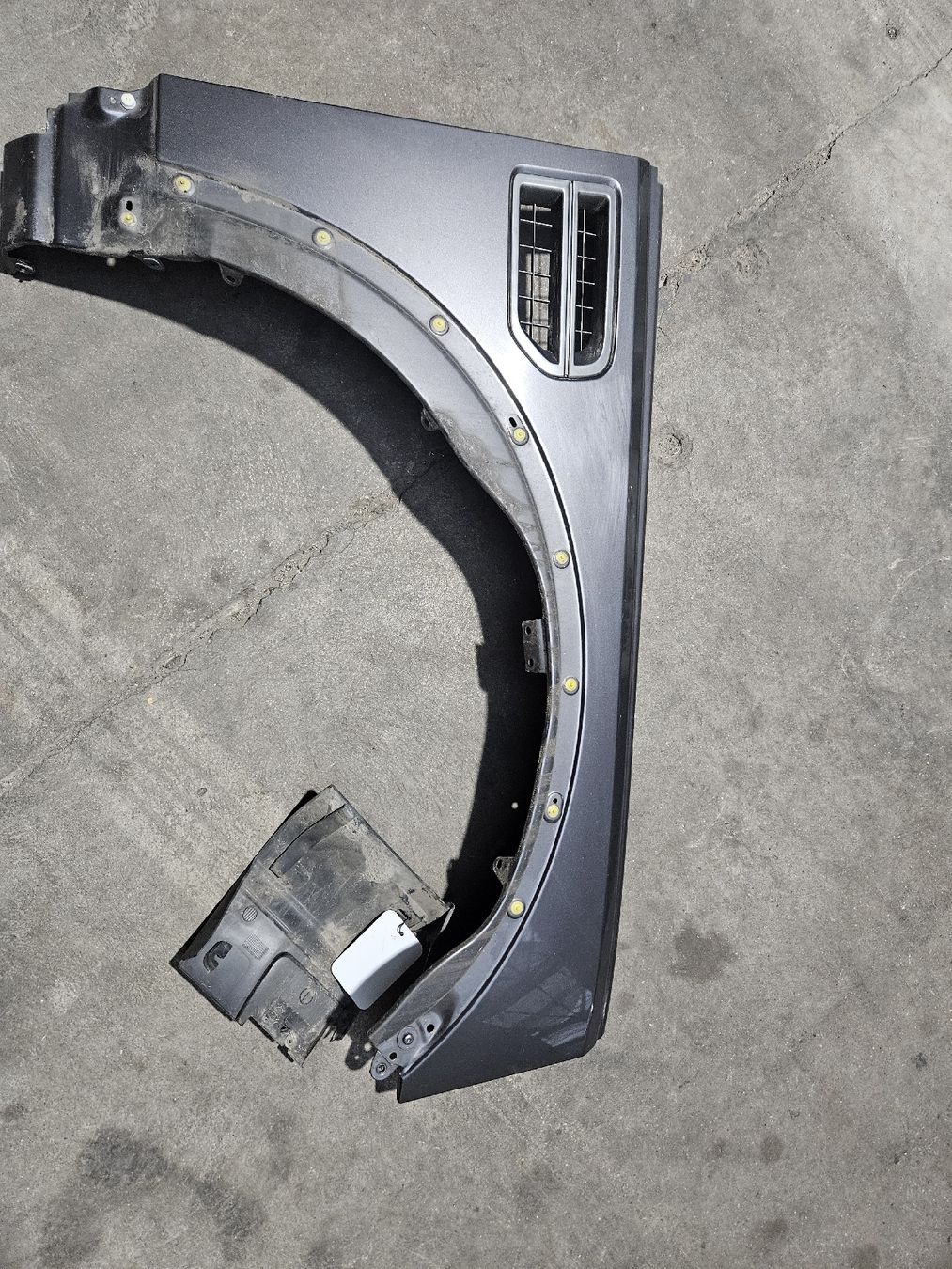 Discovery Tutti pezzi di ricambio auto: Kotflügel Land Rover Discovery 3 – Usato da Walterswil BE venduto da RAMVAN