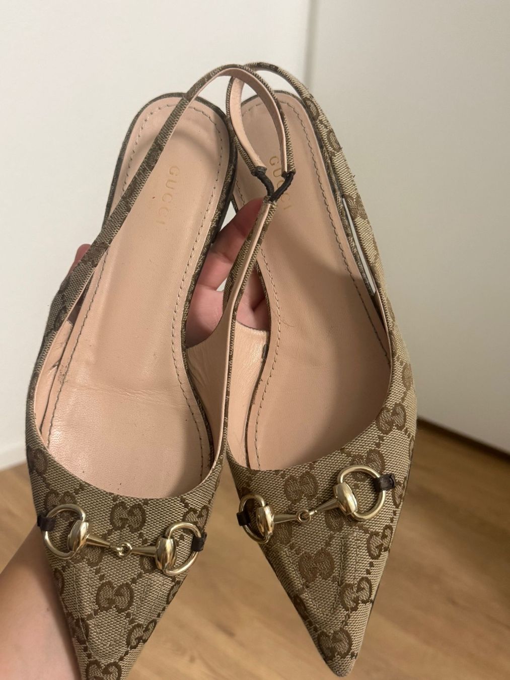 Gucci Damenschuhe: Gucci Slingpumps Monogram  braun Grösse 39 – Gebraucht aus Glattbrugg von dem_5rwf