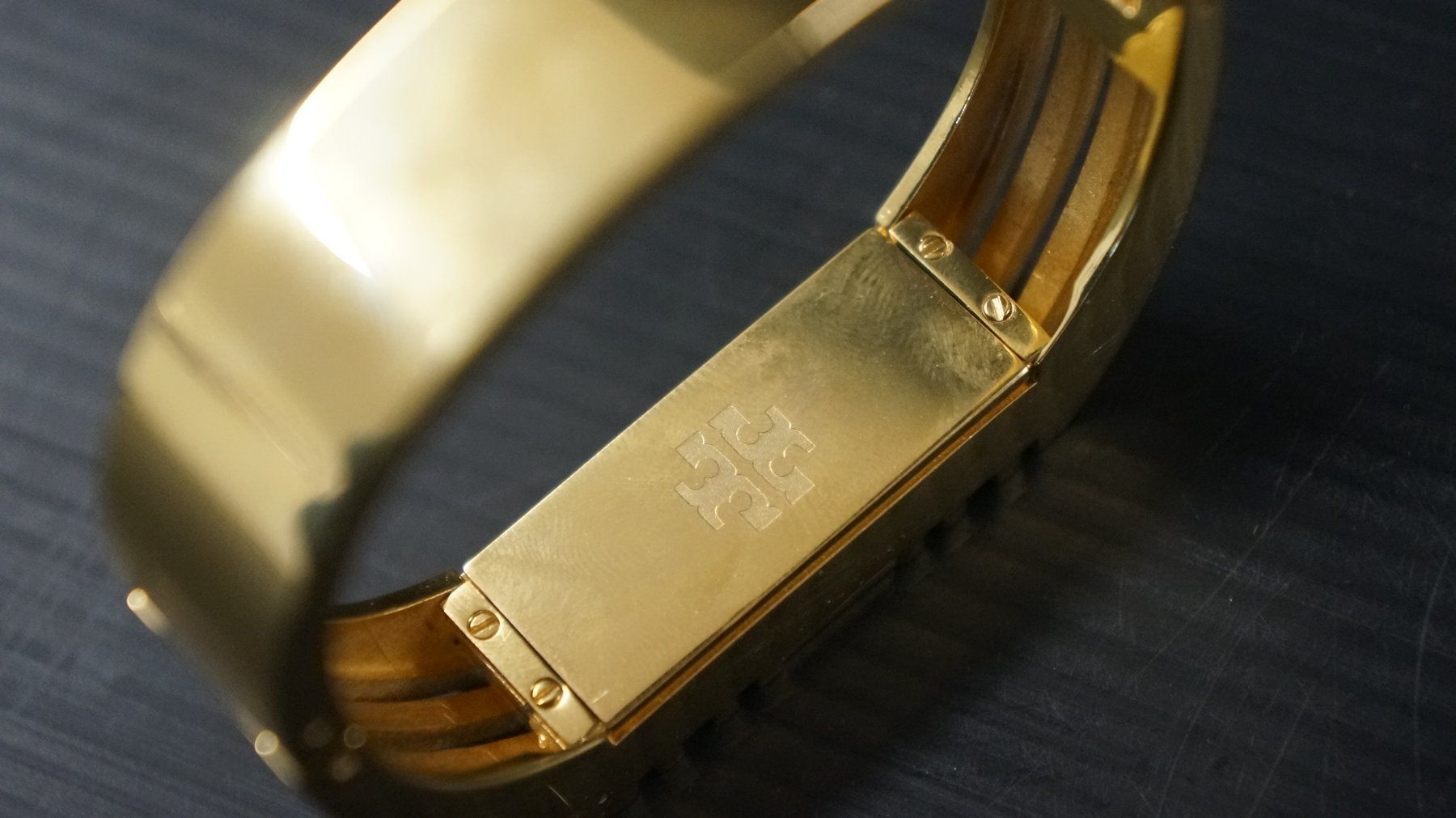Tory Burch Armbänder & -reifen: Tory Burch Fitbit Gold-Tone Metal Hinged Cuff Bangle Bracele – Gebraucht aus Basel von bk_brockibasel 3