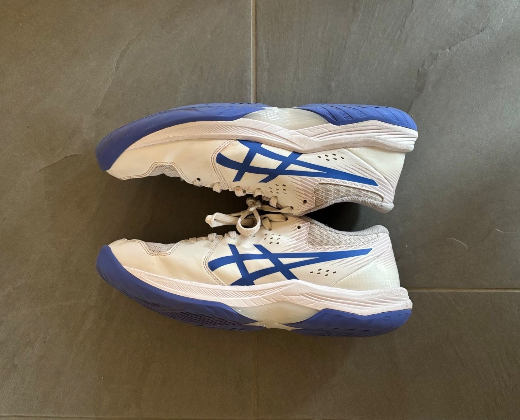 Asics Herrenschuhe: Hallenschuhe asics 42.5 – Gebraucht aus reichenbach im kandertal von turbo111 1