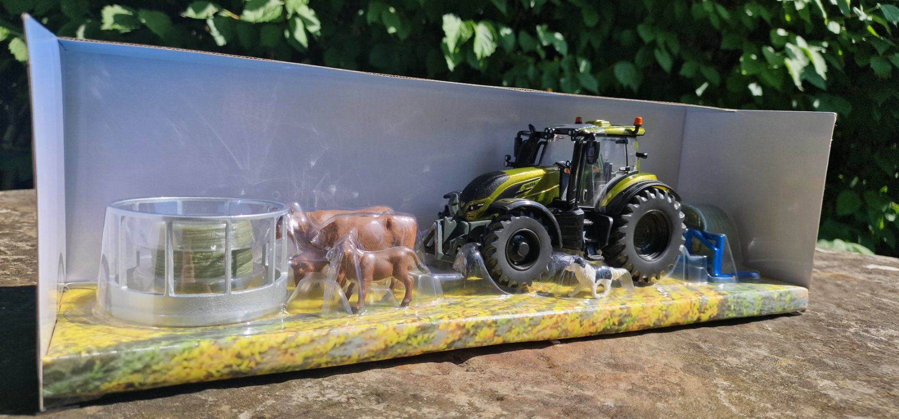 Britains Giocattoli: Valtra - Bauernhof, Spiel-Set – Nuovo e nell'imballaggio originale da Reinach AG venduto da Stalder-Technik 2