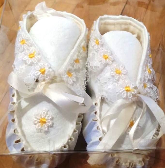 Scarpe per ragazzi: Babyschuhe, weiss mit Blümchen bestickt – Nuovo e nell'imballaggio originale da Zürich venduto da 1980ale 2