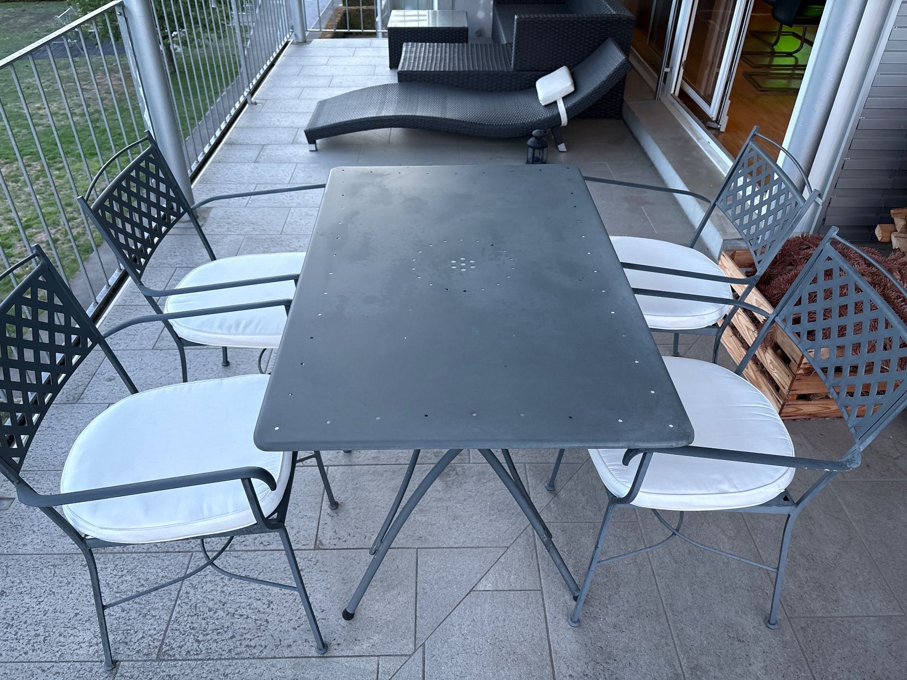Set di tavolo e panche: Gartentisch mit 4 Stühlen Metall anthrazit gebraucht – Usato da Bern venduto da Flingi