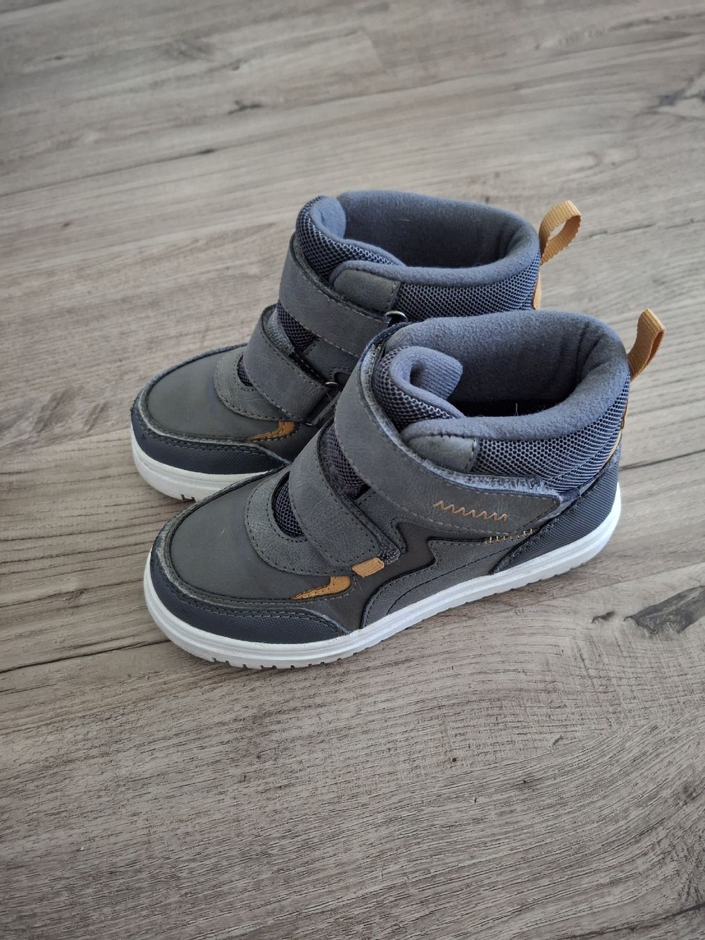 Chaussures garçon: Kinderstiefel Grau Grösse 29 – D'occasion à Winterthur par Ausmisten2026 1
