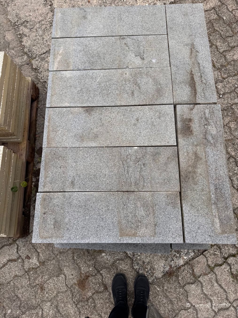 Servierplatten: Granit Randabschluss Platten hell – Gebraucht aus Birmensdorf ZH von BurkisAG