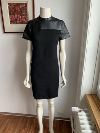 AKRIS: Neues schwarzes Kleid mit Kunst-Ledereinsatz, 36