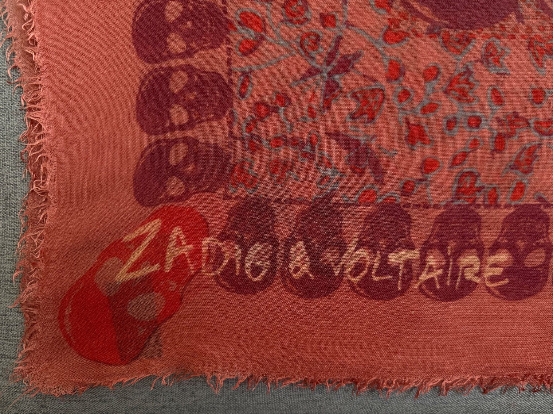 Zadig & Voltaire Foulard & Sciarpe: Zadig & Voltaire - Sciarpa Kerry Garden, Rosso – Usato da Bioggio venduto da oxanacas 1