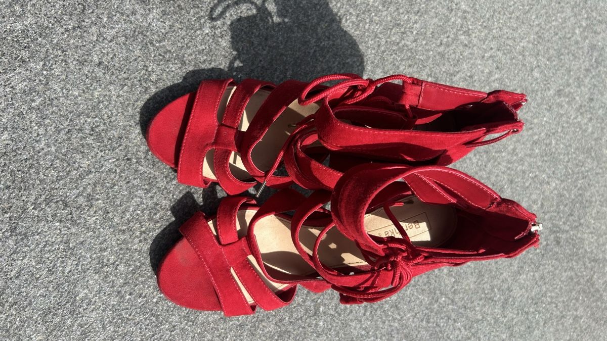 Bershka Damenschuhe: Rote Bershka High Heels, Gr. 39, Wildlederoptik, Rot – Gebraucht aus Frenkendorf von ana_h7dx