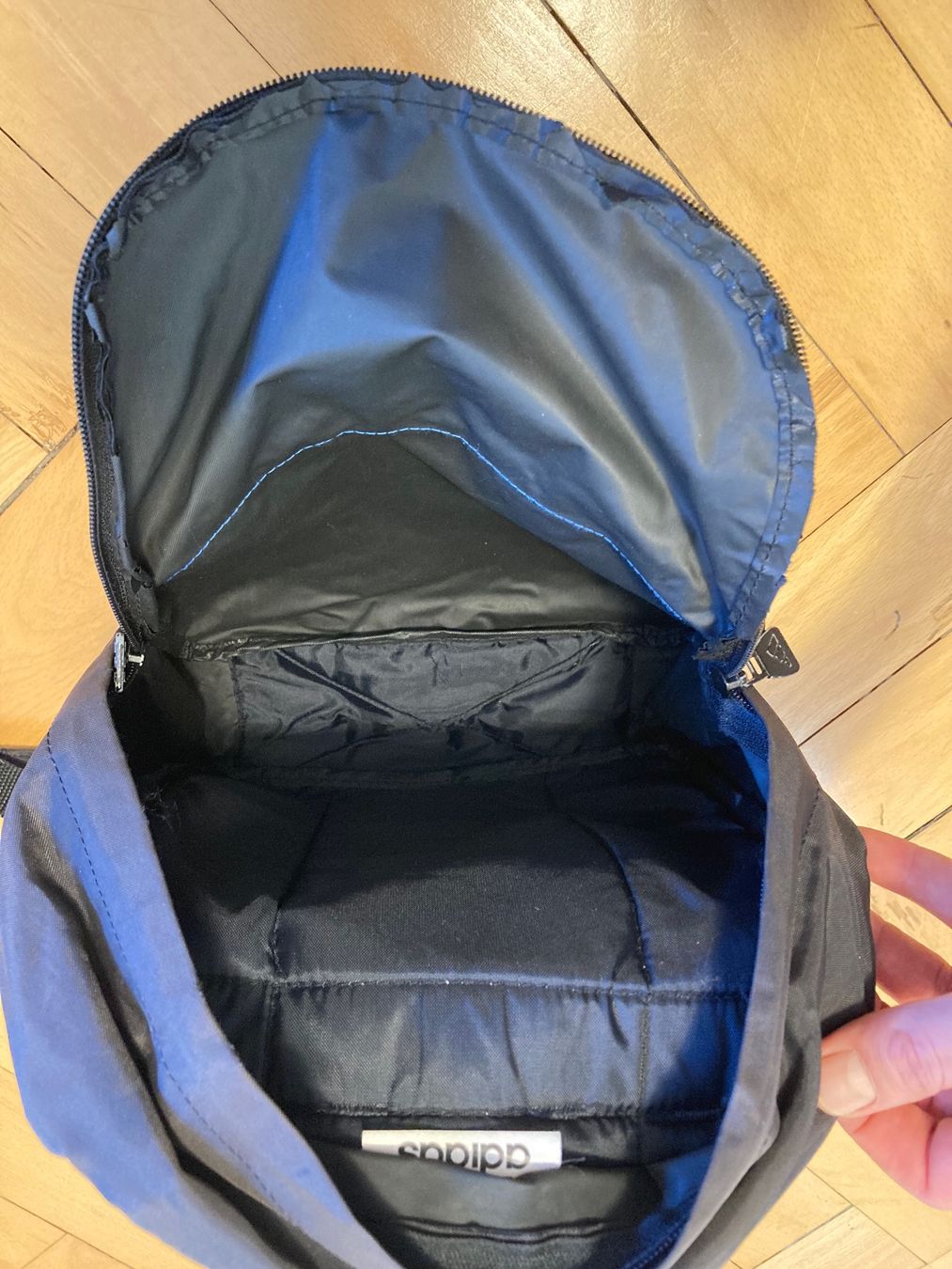Adidas Zaini: Vintage Y2K Adidas Small Backpack – Usato da Zürich venduto da le_souk 4