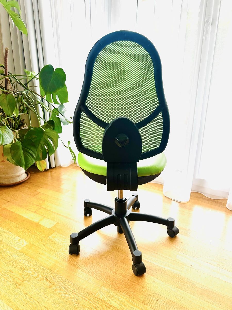 IDIMEX Schreibtischstuhl für Kinder Amelia höhenverstellbar, Grün – ergonomischer Bürostuhl für Kinderzimmer, atmungsaktive Mesh Rückenlehne & weißes Fußkreuz mit 5 Rollen