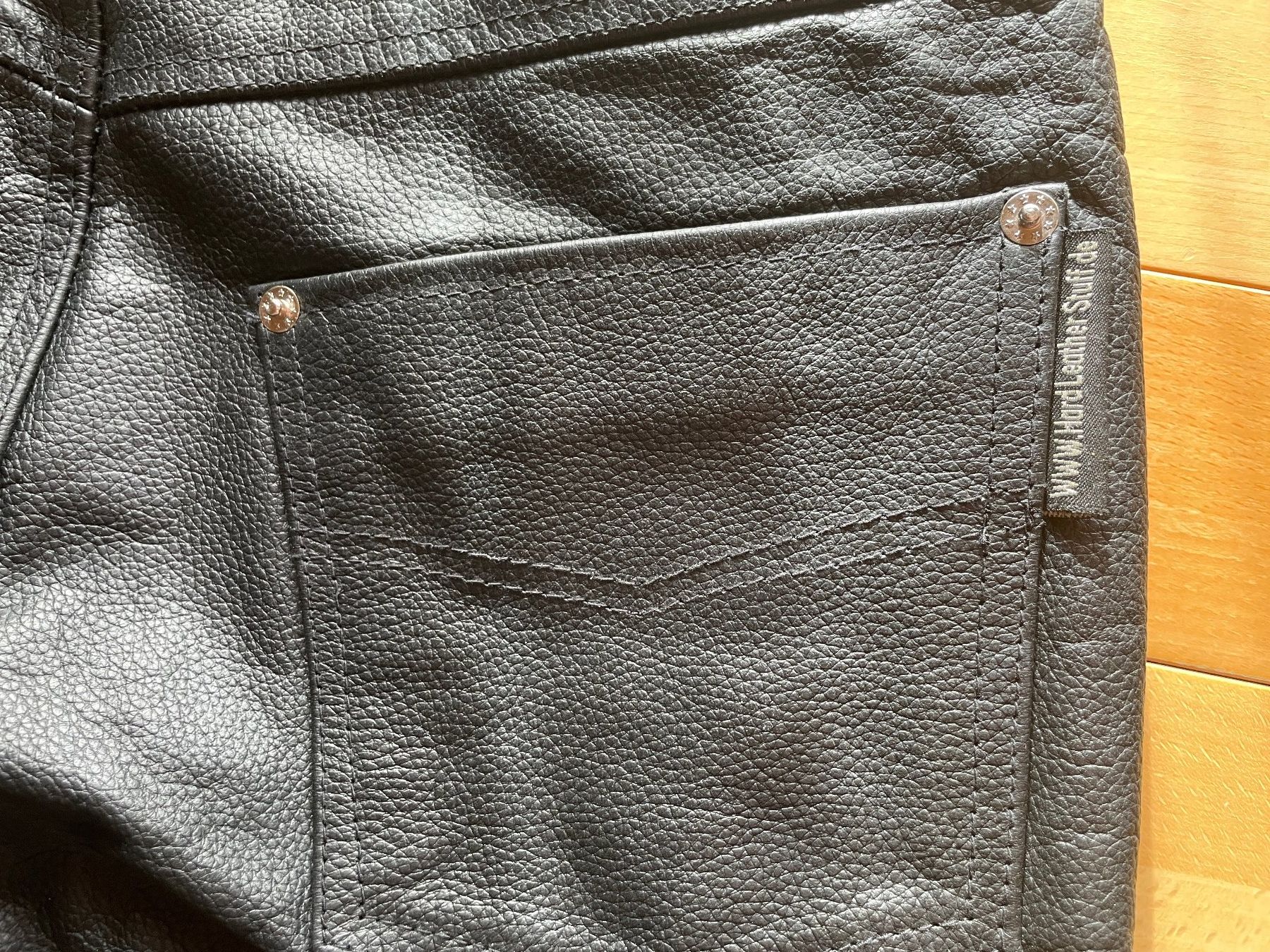 Pantaloni: Schwarze Echt-Lederhose mit Schnürung, Grösse 32 – Usato da Affeltrangen venduto da Mowgli_123 2