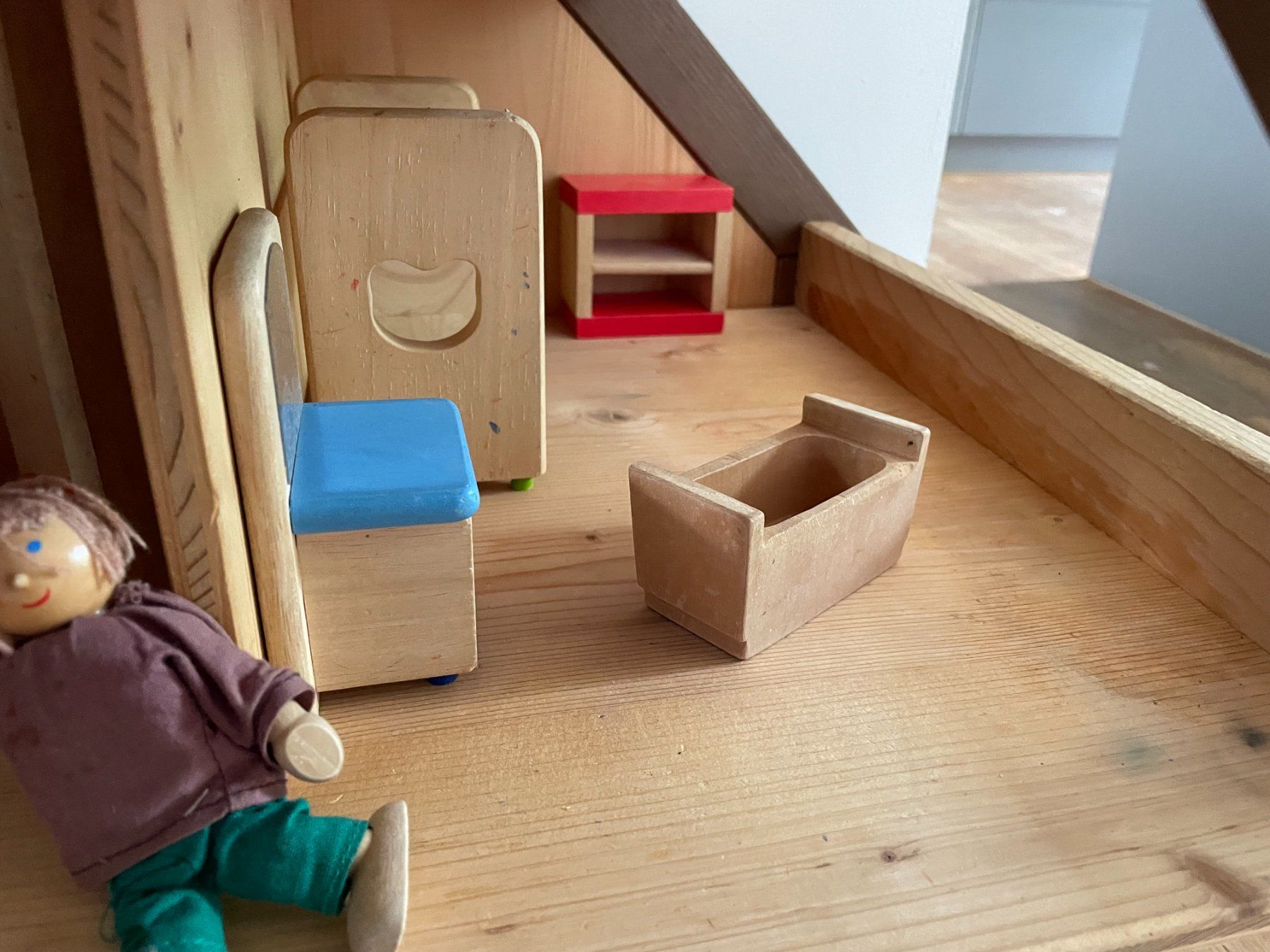Puppenhäuser & -möbel: Puppenhaus mit einigen Möbel, Zürich – Gebraucht aus Zuerich von Fuchsia3030 1