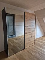 Hochwertiger Kleiderschrank mit Spiegel- und Holzschiebetür