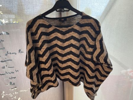 Pull chauve-souris à chevrons noir et beige – Taille M