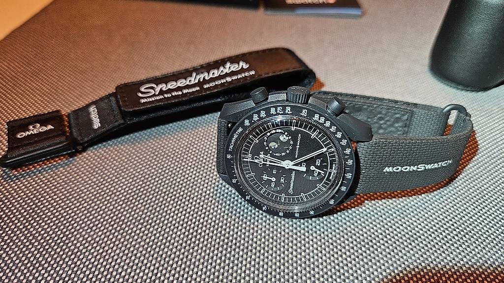 Orologi: Moonswatch, Special Moonphase Snoopy, Schwarz, Neu – Usato da Riehen venduto da nitrammangold 1