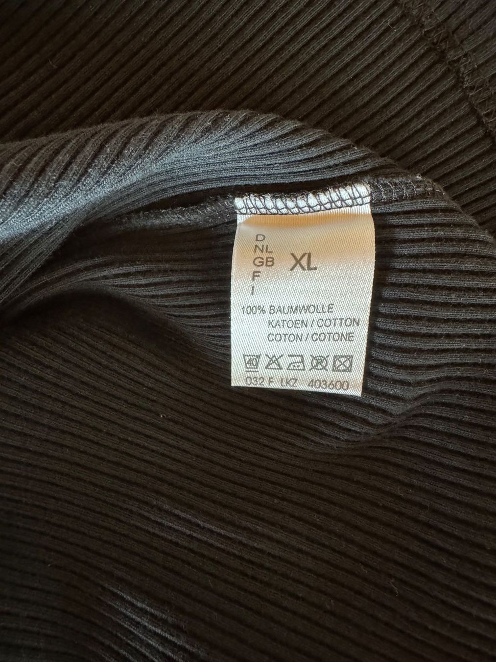 T-shirt: Schwarzes T-Shirt mit V-Ausschnitt – Nuovo (secondo la descrizione) da Stäfa venduto da Mofi8712 5